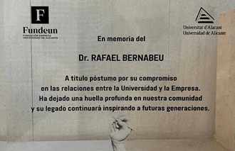 Homenaje de la Universidad de Alicante y FUNDEUN al Dr. Rafael Bernabeu por su trascendente trayectoria profesional, humana y académica.