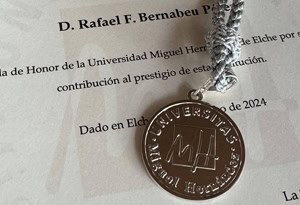 El doctor Rafael Bernabeu, condecorado con la Medalla de Honor de la Universidad Miguel Hernández de Elche